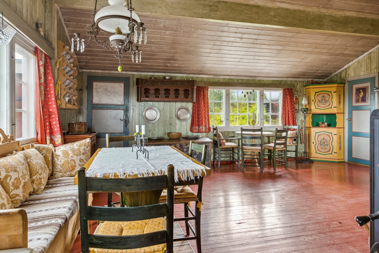 Rommet har mønet himling med en tømmerås og to dragere. Galleribilde