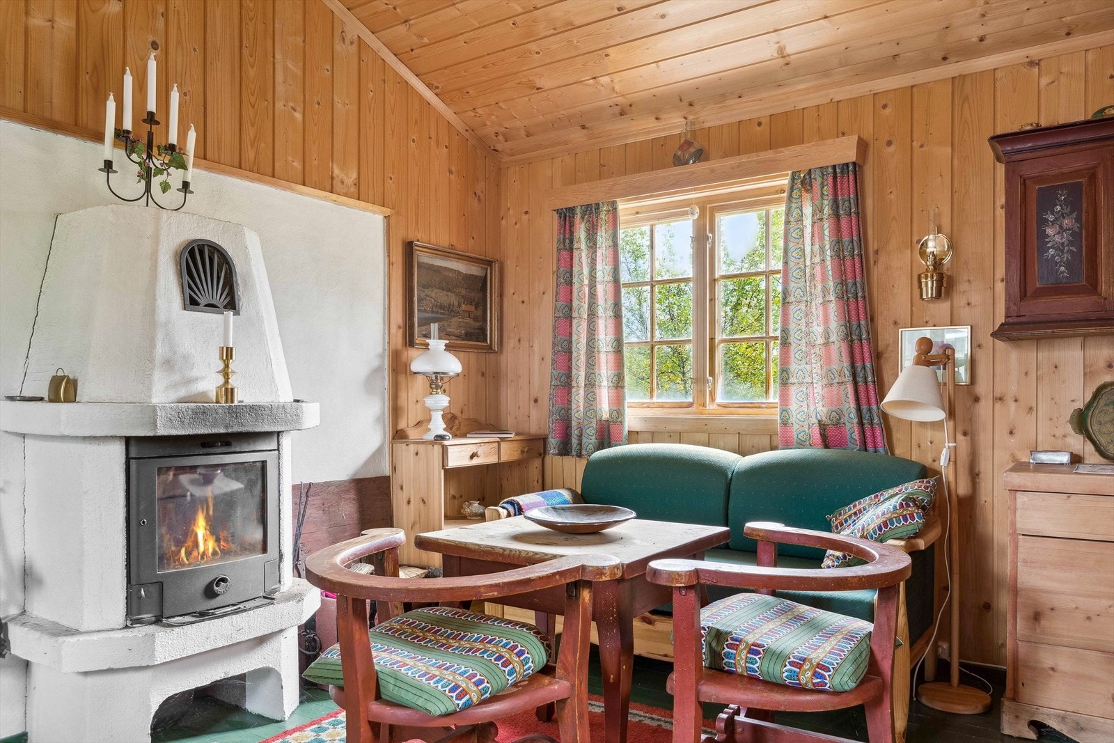 Her er det fin plass til et par små sittegrupper og det laget en enkel, liten kjøkkenkrok med 3 bluss propan kokeapparat. Galleribilde