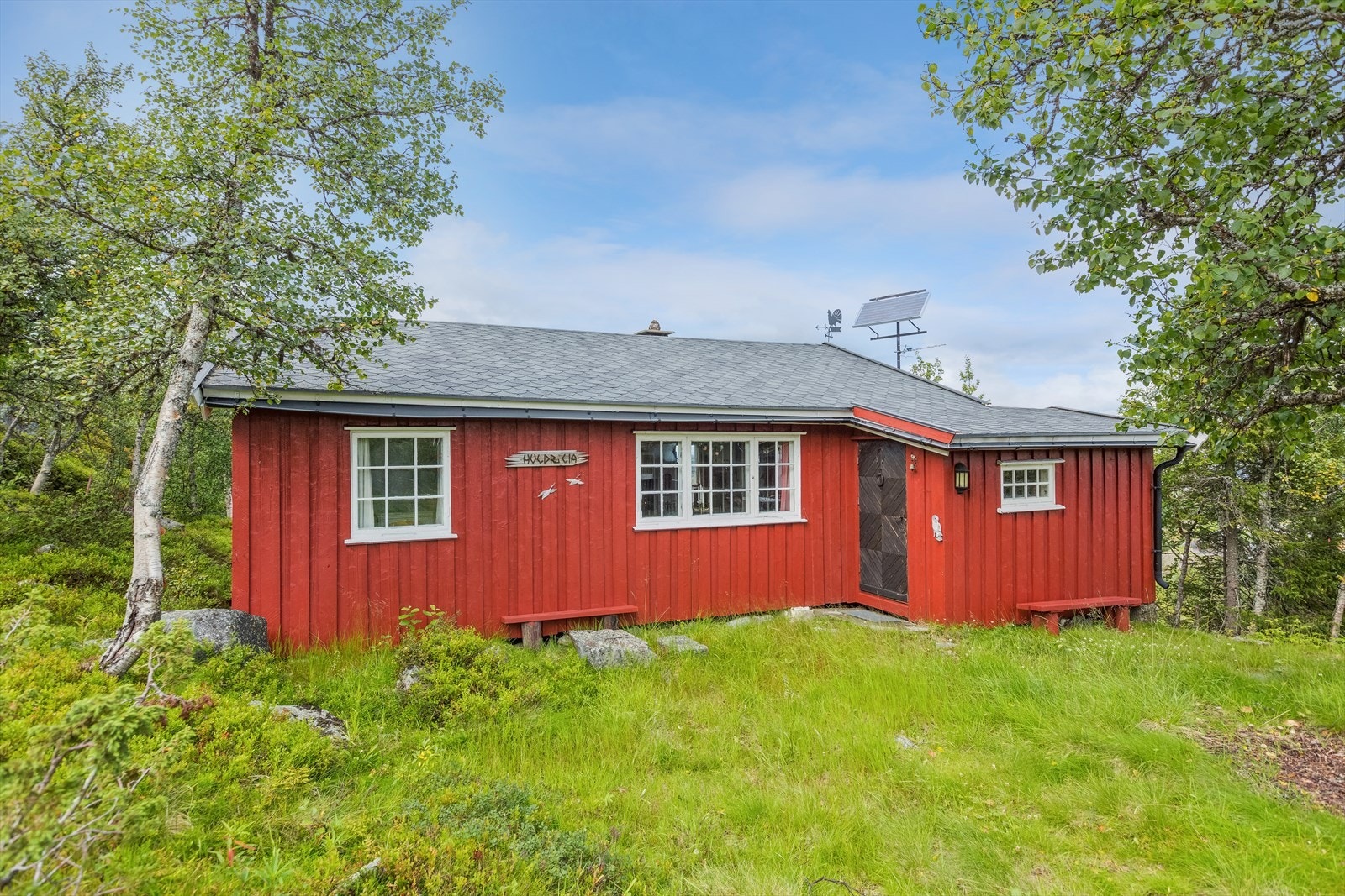 "Huldrelia", som eiendommen heter, ligger fredelig til i et område med spredt hyttebebyggelse, ca. 980 moh. Galleribilde