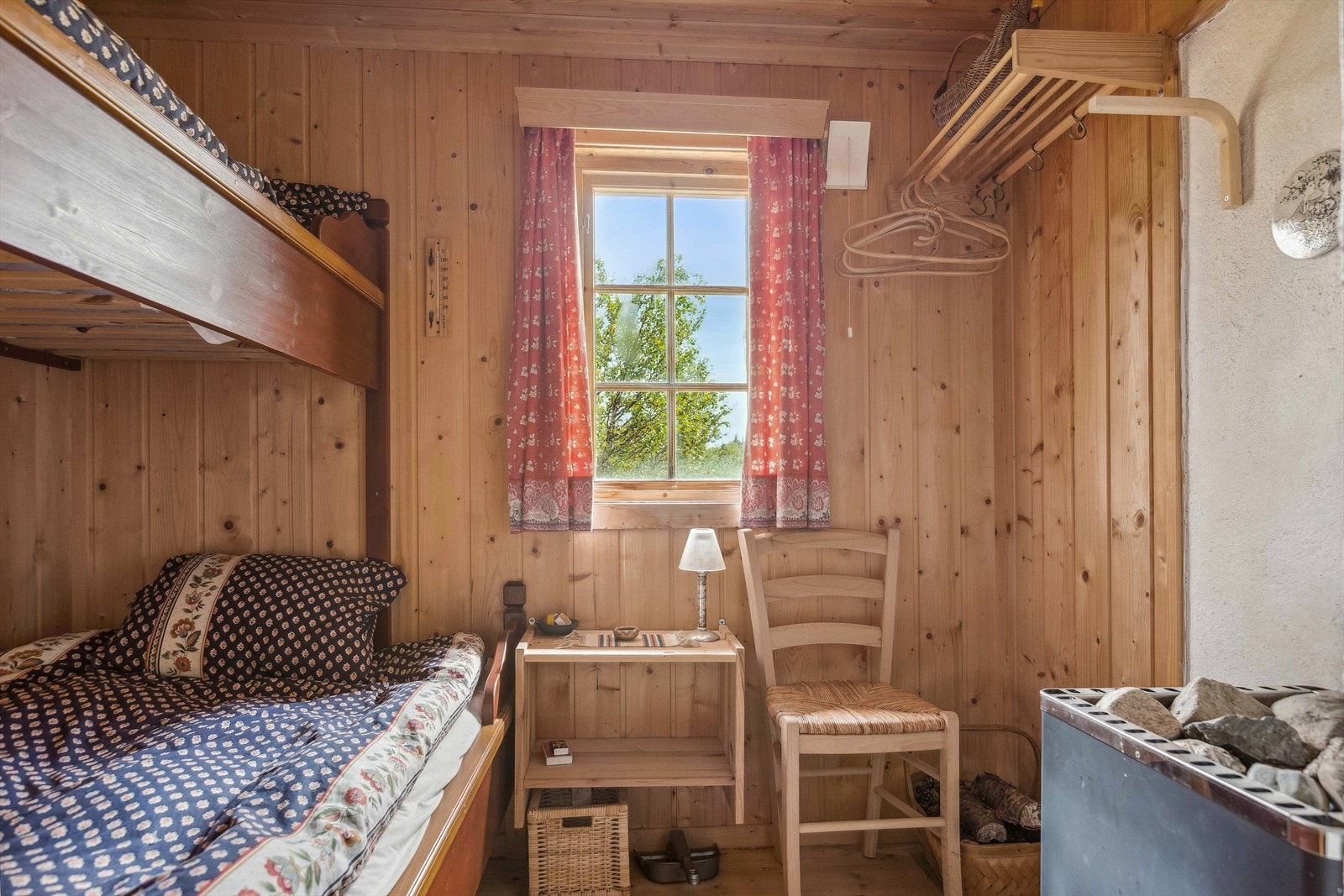 I annekset er det et soverom med familiekøye. Soverommet var opprinnelig badstue og badstueovnen står fortsatt her. Galleribilde