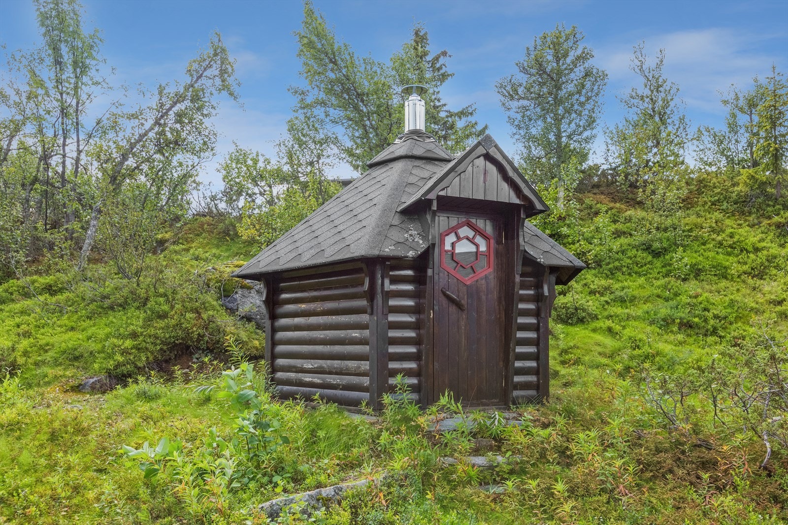 På tunet er det uthus med god lagringsplass til ved, redskap, ski ol. Det er også en hyggelig laftet badstue med et rom og ildsted i midten. Galleribilde