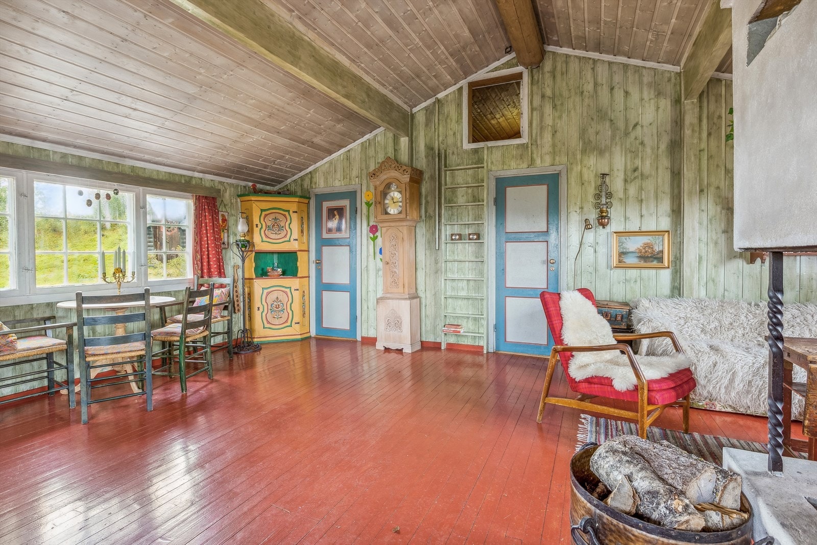 I hovedhytta er det et hyggelig oppholdsrom med stue, spisestue og kjøkken i åpen løsning. Galleribilde