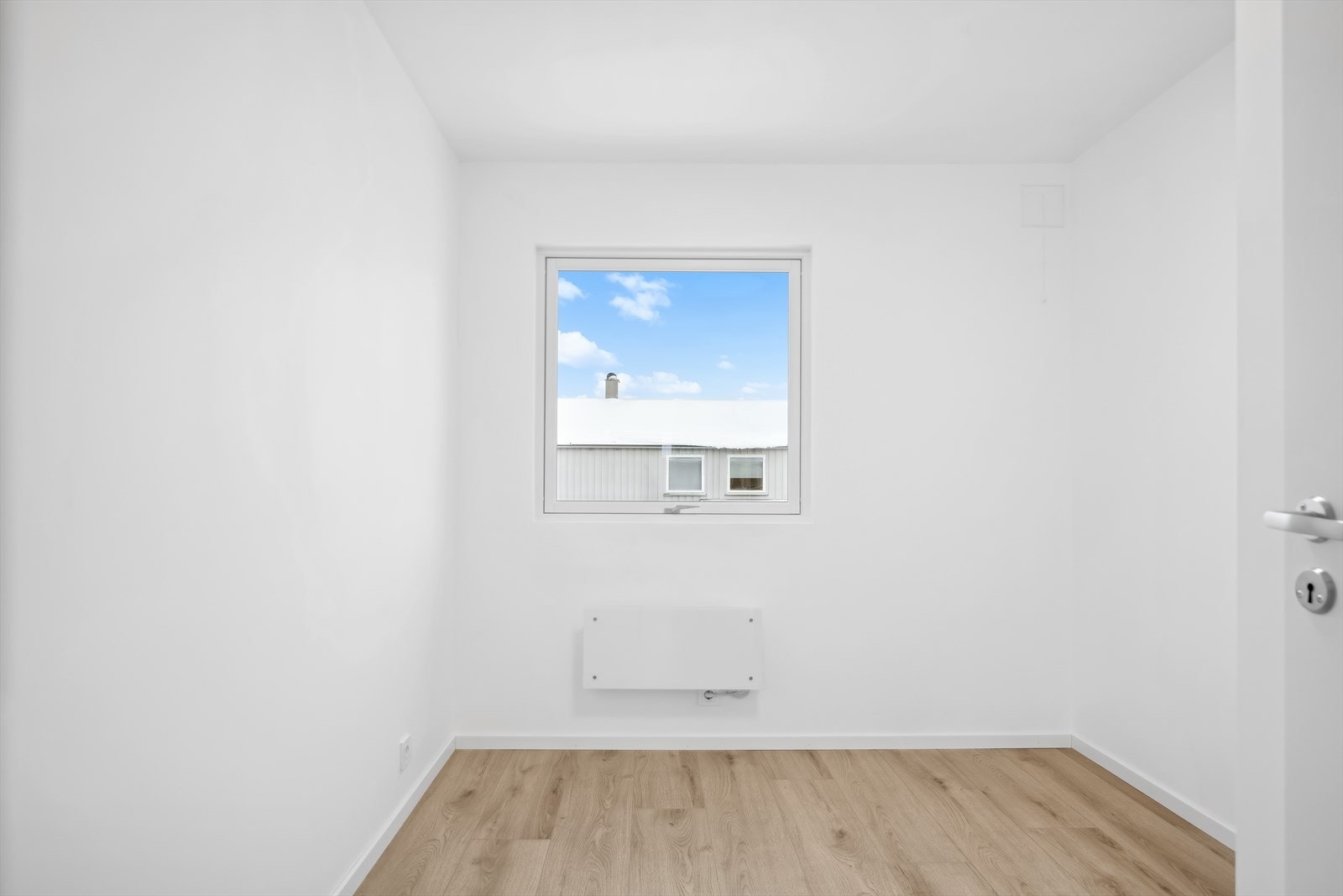 Det minste soverommet har plass til enkeltseng og skrivepult. Galleribilde