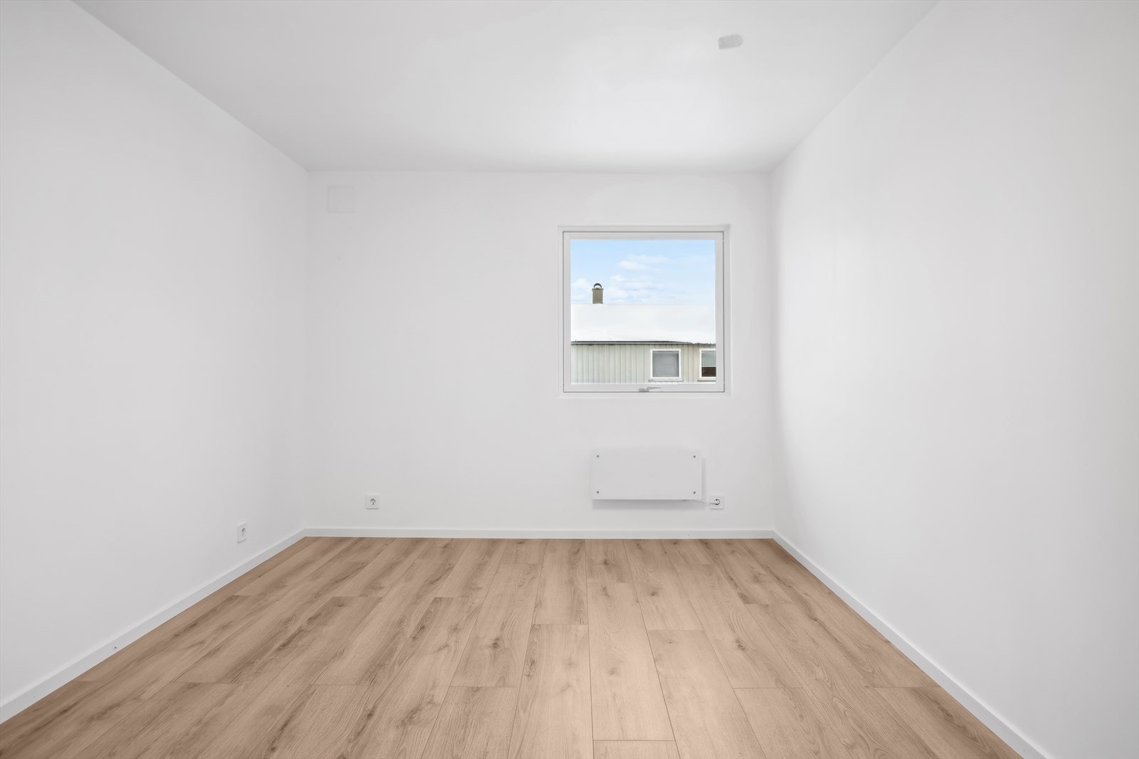 Soverom nr 2 er også av god størrelse med plass til flere garderobeskap. Galleribilde