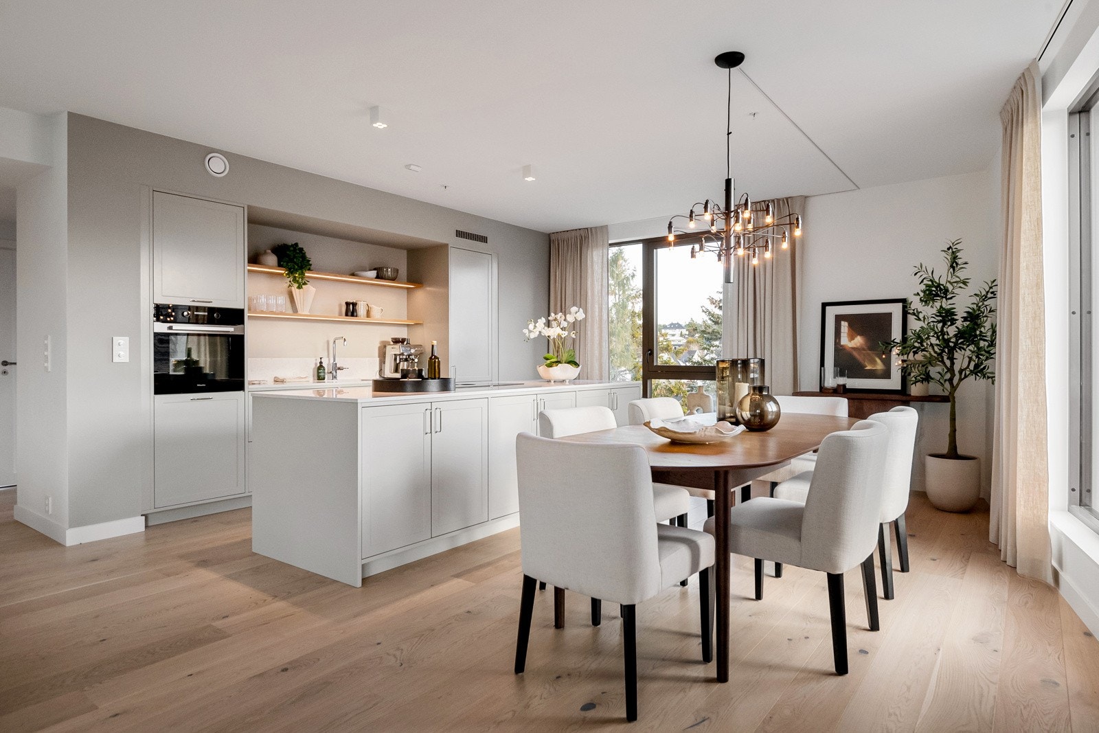 Leiligheten byr på en stor og luftig stue og kjøkkenløsning som til sammen utgjør hele 50 kvm. Galleribilde