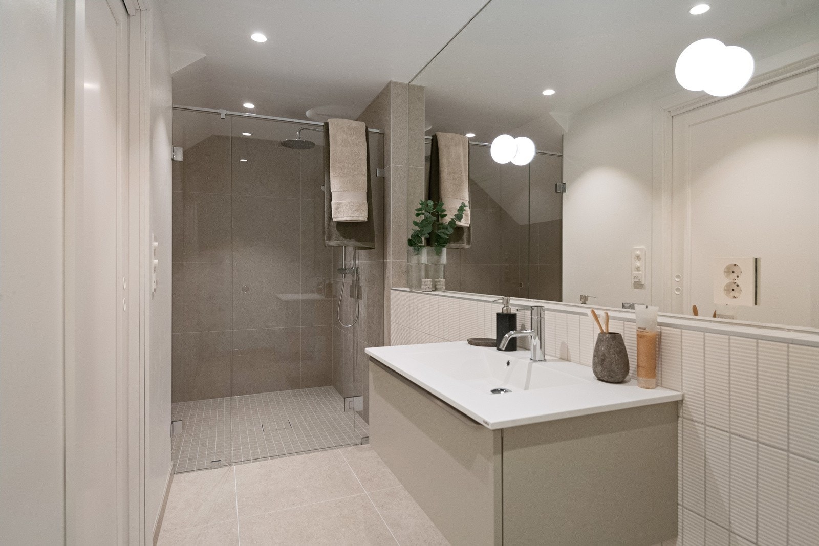 Baderom 2 er også med delikat innredning fra HTH. Galleribilde