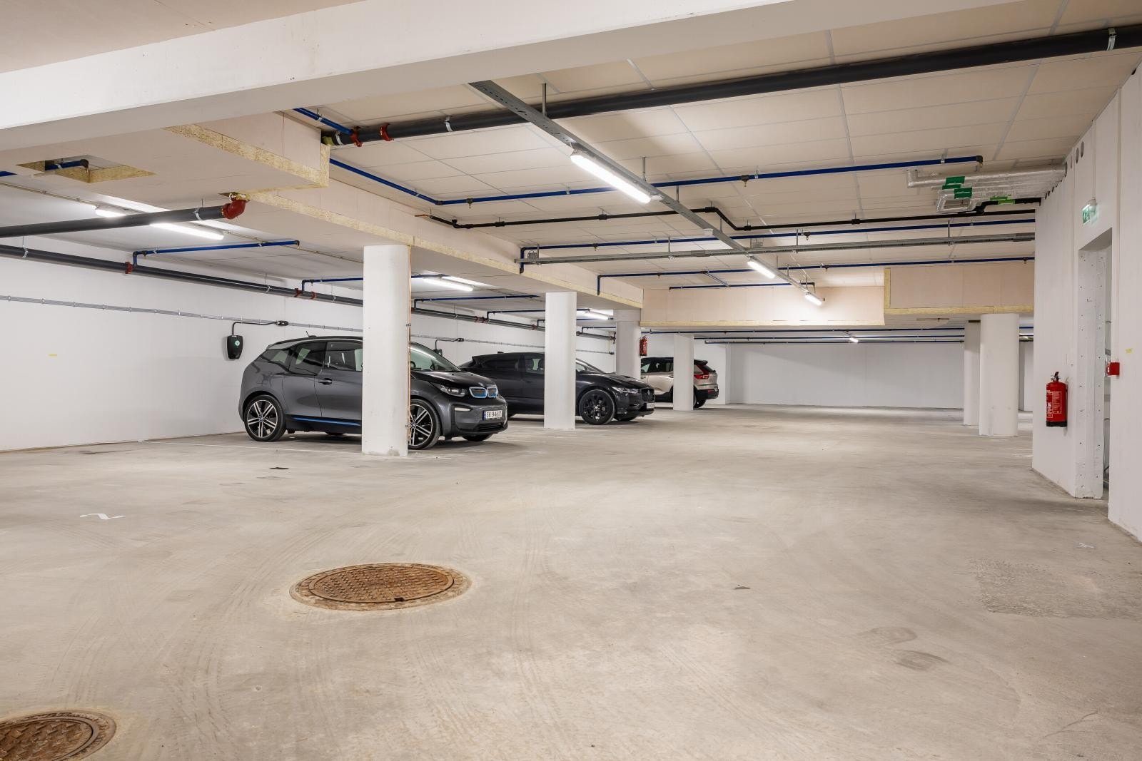 Oversiktelig garasjekjeller. Galleribilde