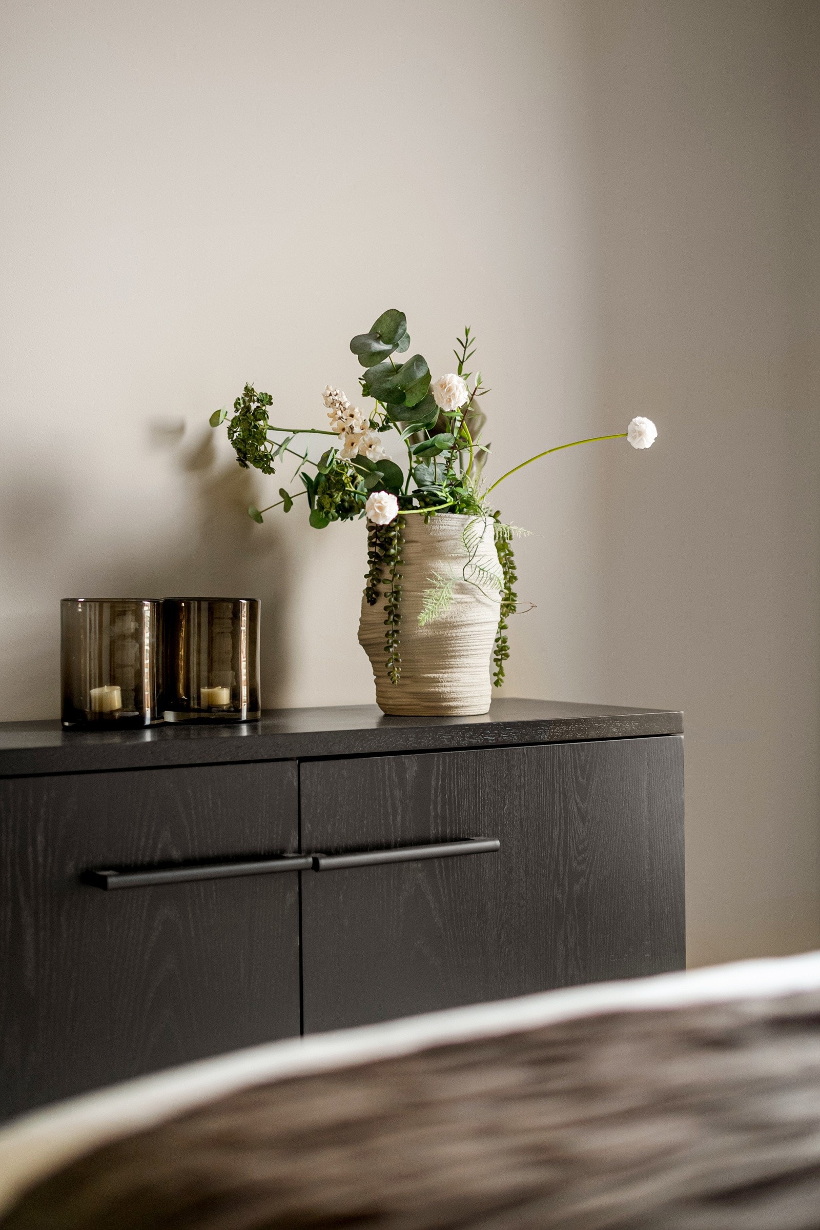 Plass for oppbevaring og annet møblement på hovedsoverommet. Galleribilde