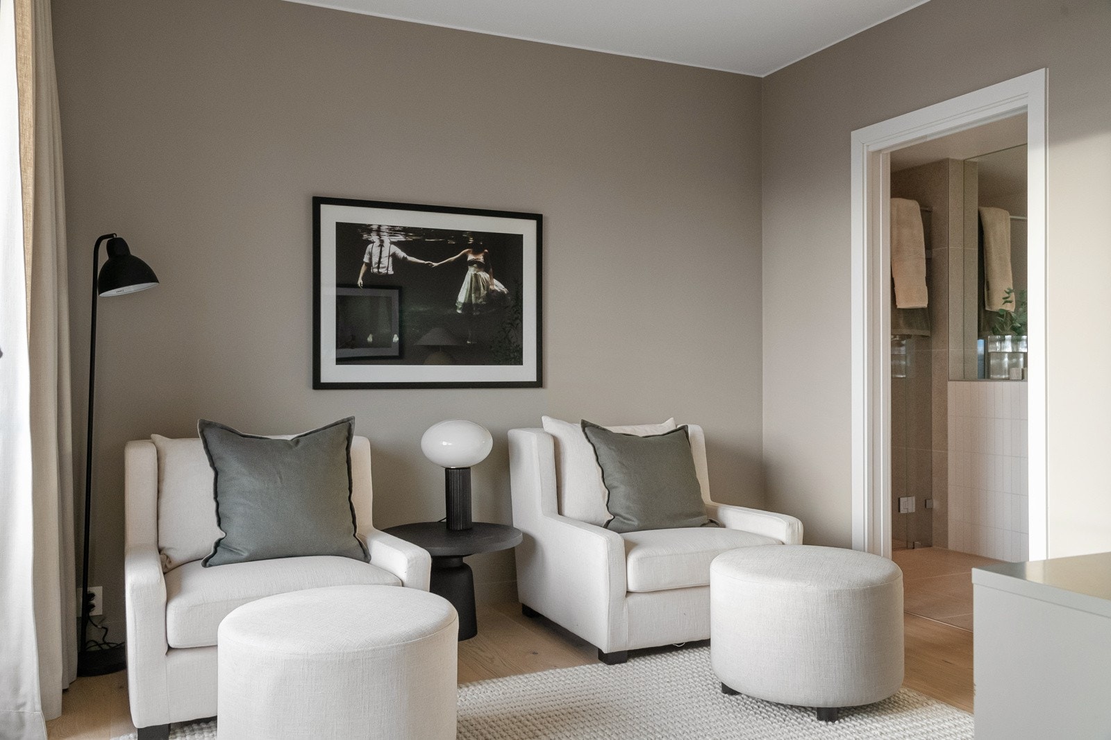 I forlengelse av stuen er det et soverom eller allrom ettersom hva man ønsker. Galleribilde