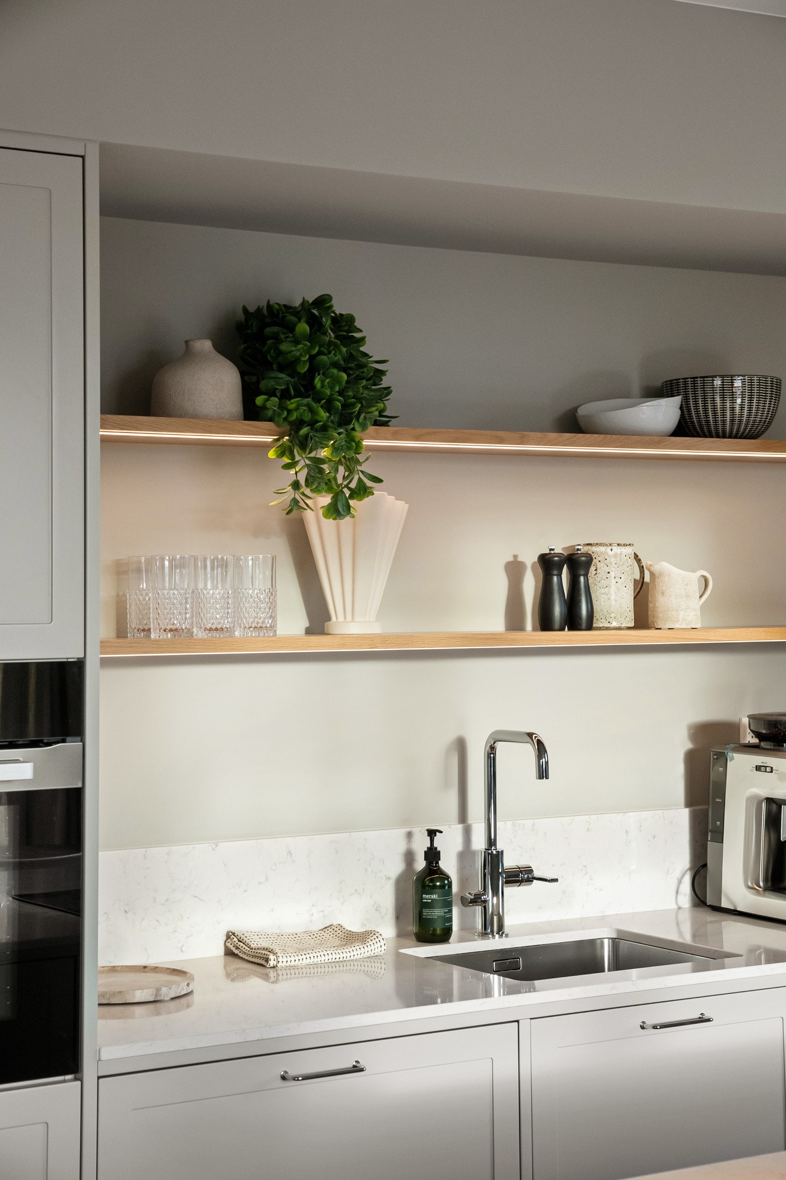 HTH kjøkkenet leveres med ekstra høye overskap, tidsriktig blandebatteri fra Tapwell, planlimt vask og belysning integrert i overskap. Galleribilde