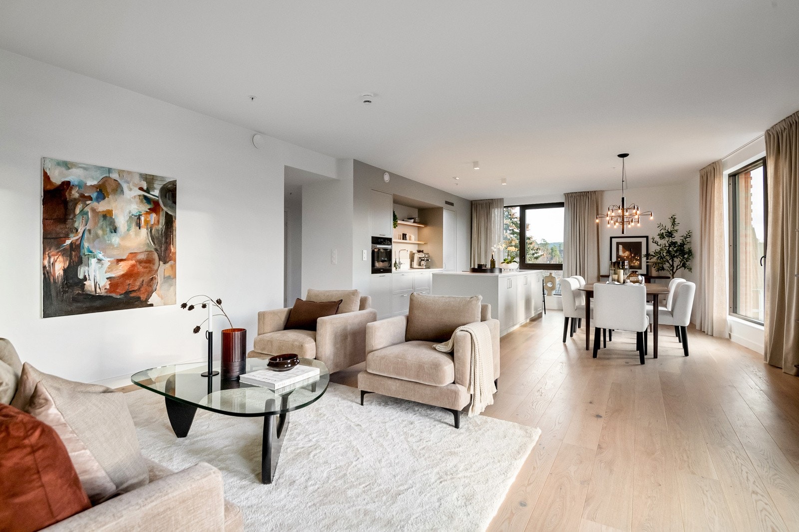 Leiligheten har en utmerket, luftig og fin stue med kjøkken i åpen løsning. Galleribilde