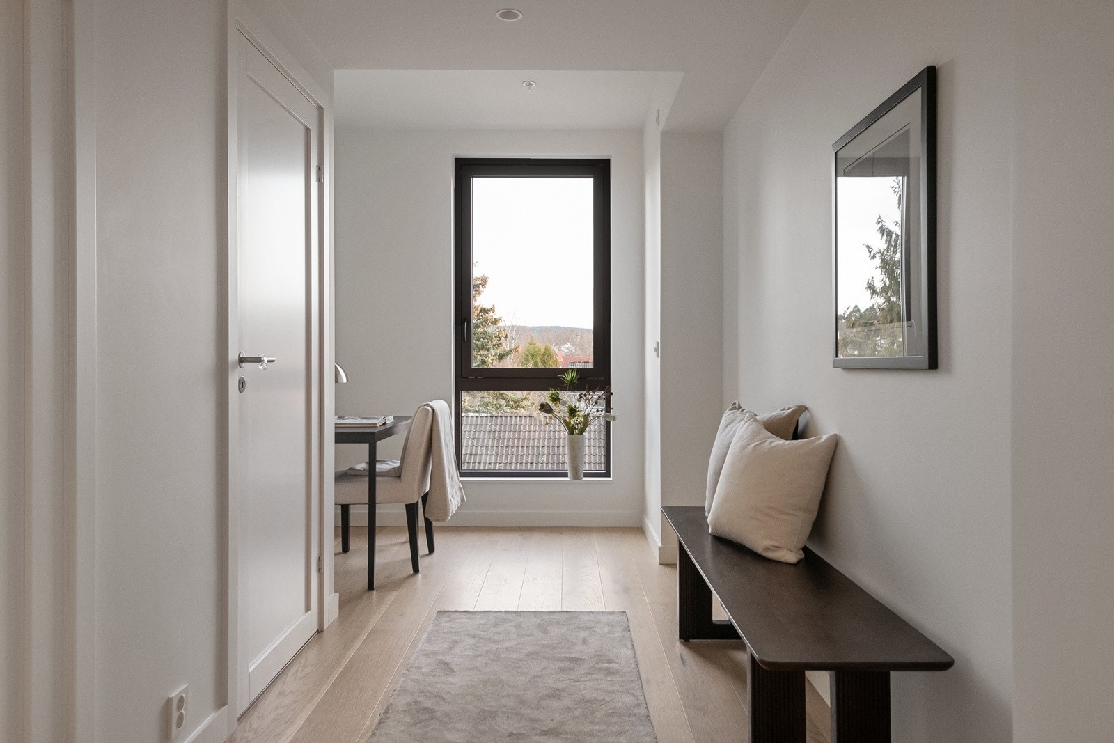 Romslig gang med plass for skyvedørsgarderober o.l. Galleribilde