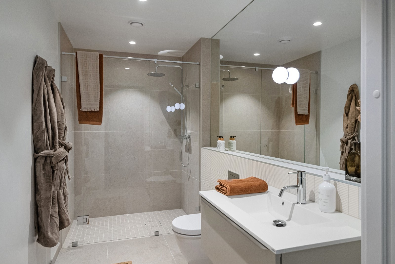 Delikat baderom i direkte tilknytning til ett av soverommene. Galleribilde