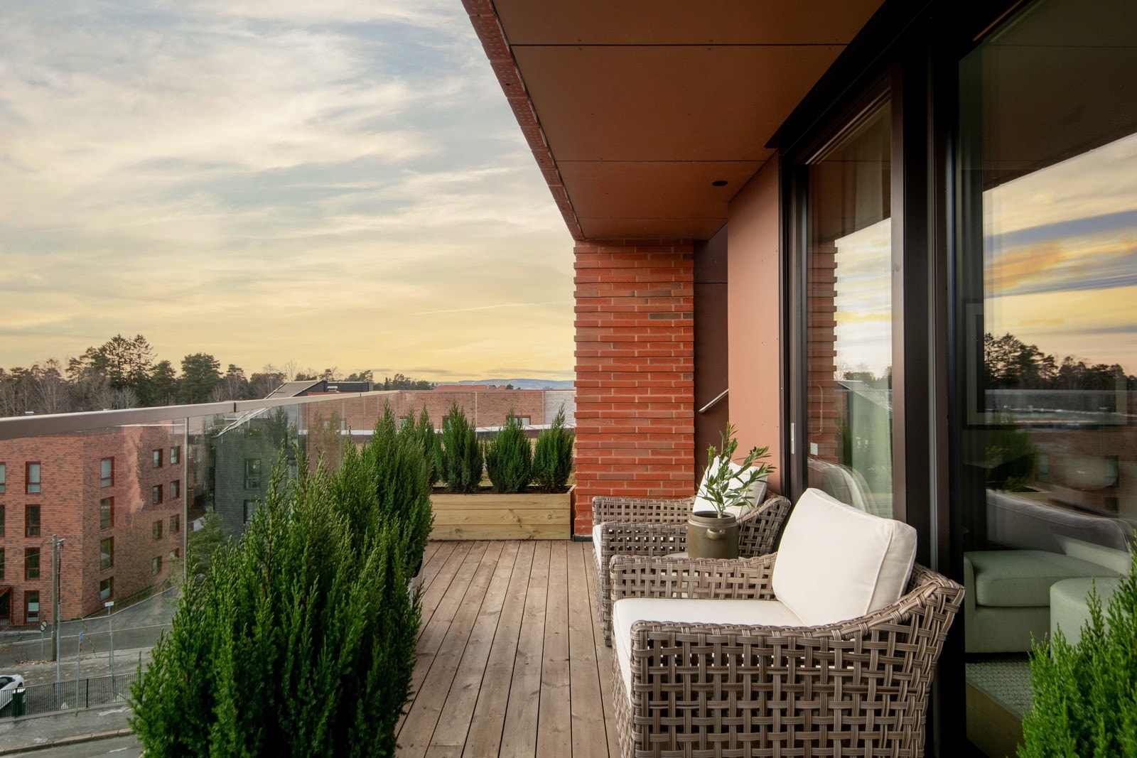 Leiligheten har en solrik og fin terrasse på 11,5 kvm. Galleribilde