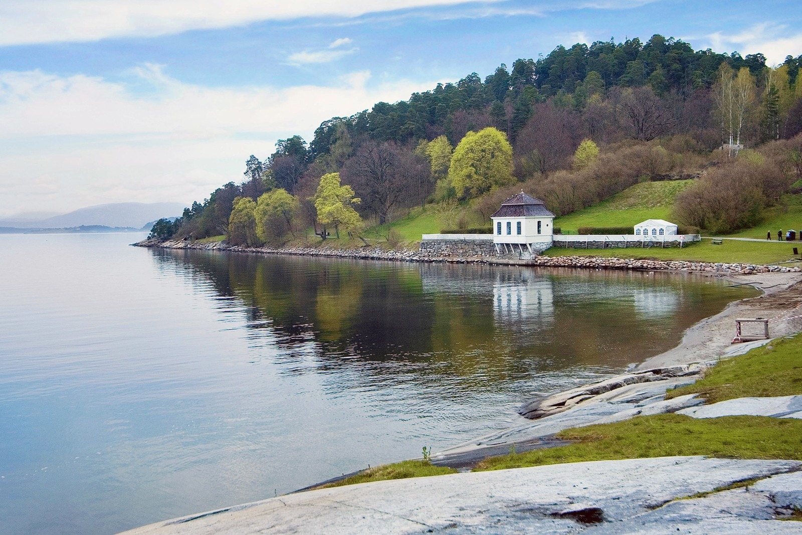 Hvervenbukta badestrand er en kort kjøretur unna, eller sykkel om du foretrekker det! Galleribilde