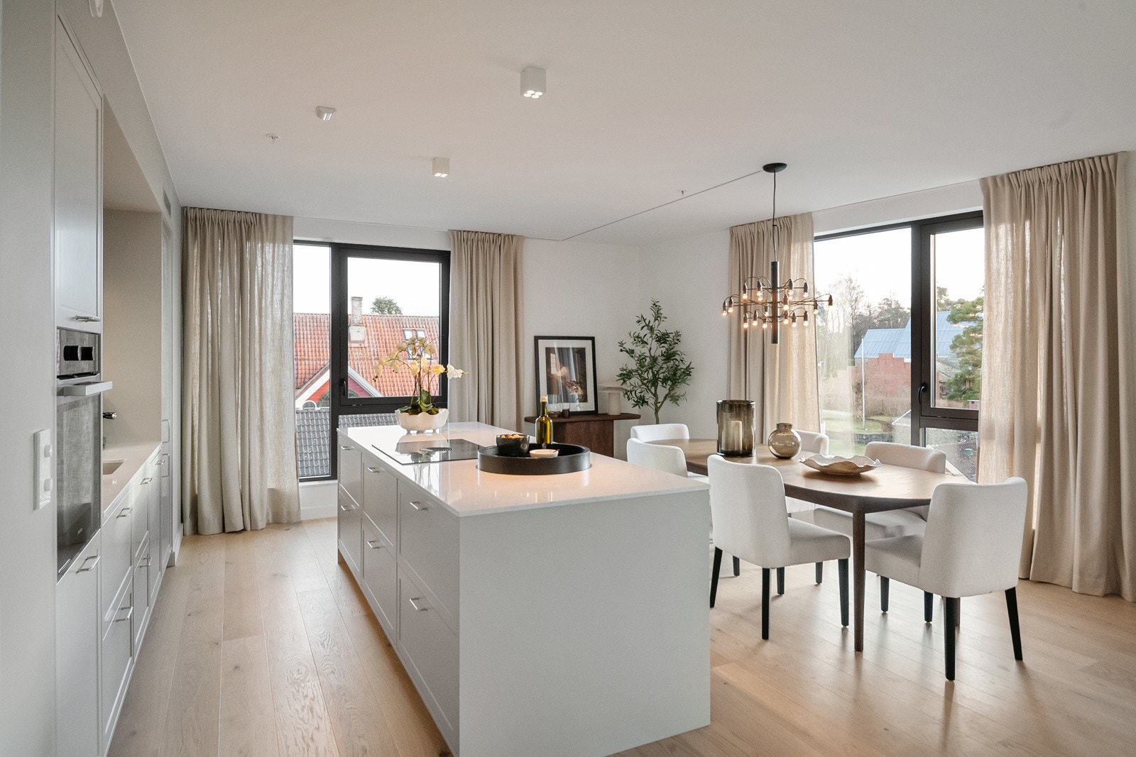 Interiørarkitektene har valgt en funksjonell og stilren kjøkkeninnredning fra HTH med fronter i fargen Leire , med matchende benkeplate som gir et helhetlig uttrykk. Galleribilde