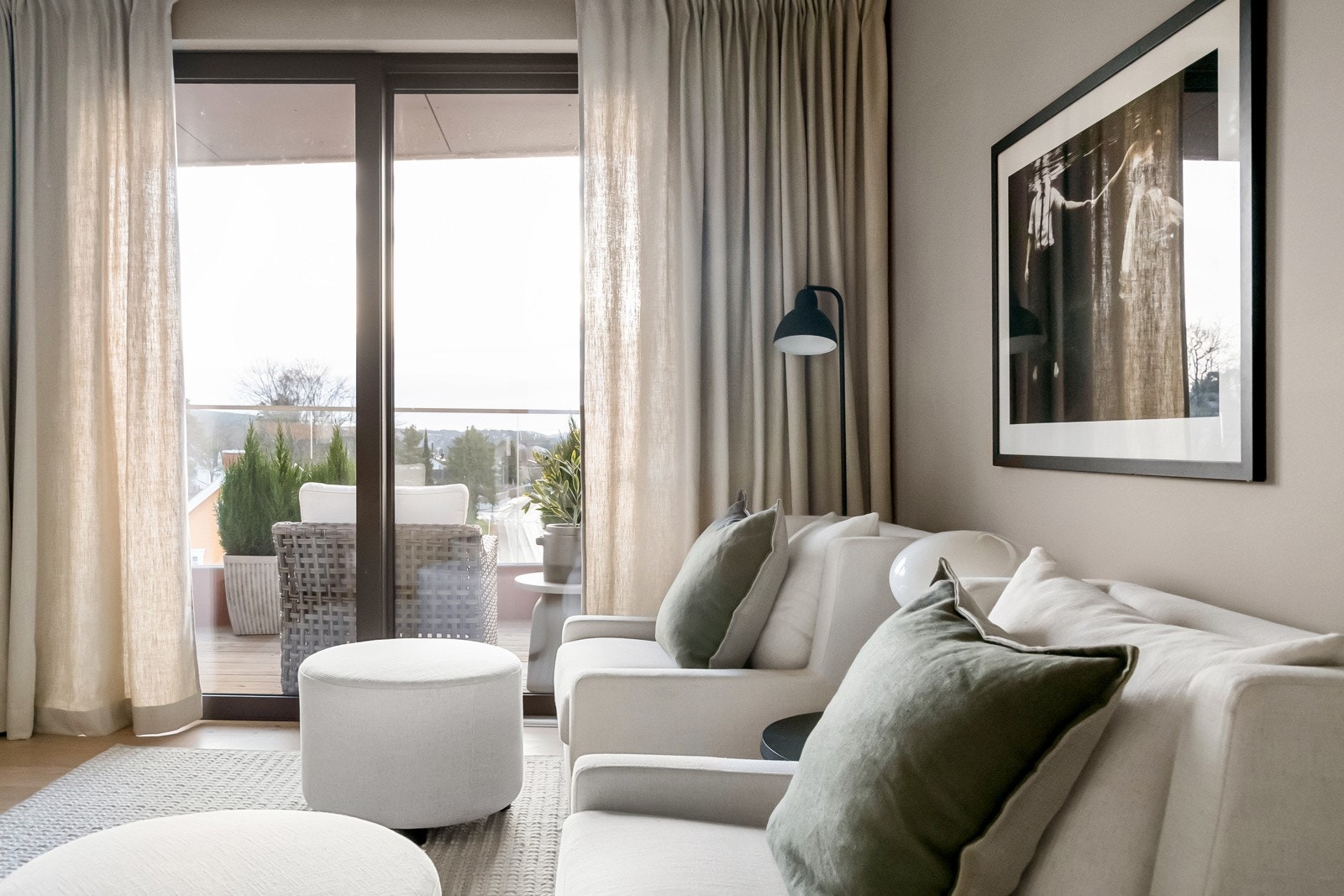 Det er utgang herfra til terrasse og adkomst opp til takterrassen. Galleribilde