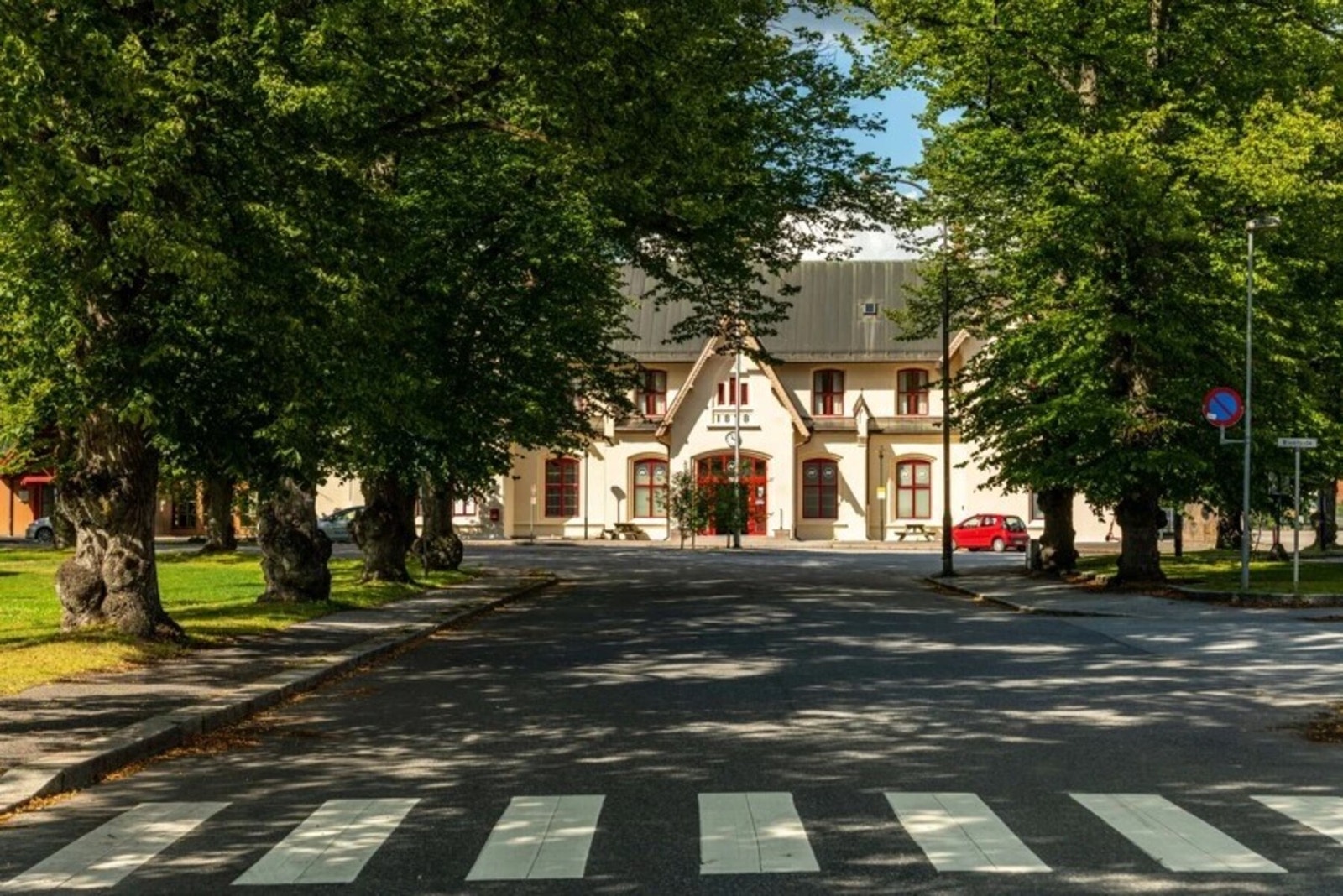Fra Bellevue Brygge er det kort gåavstand til Fredrikstad sentrum, jernbanestasjonen og ikke minst er det kort vei med Byferga som tar deg til Gamlebyen. Galleribilde