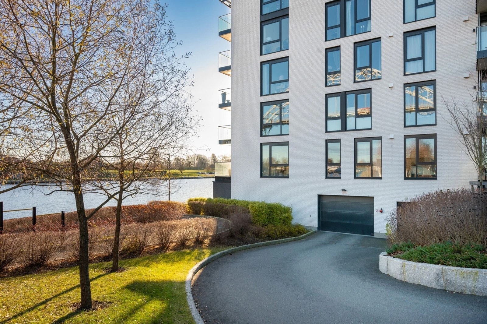 Leiligheten har sportsbod og biloppstillingsplass i felles garasjekjeller. Galleribilde