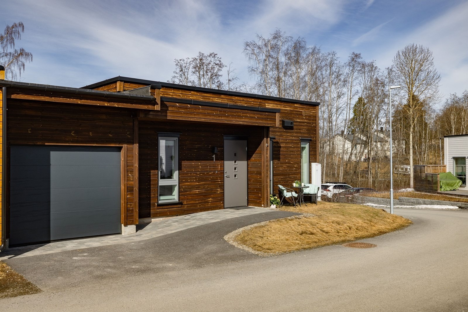 En nyere og meget pen kjedet enebolig fra 2020 på én flate og med inntilbygget garasje. Boligen ligger i et nyere og sentralt boligområde - Venslihagen, som ligger ca. 500 meter fra Løten sentrum. Galleribilde