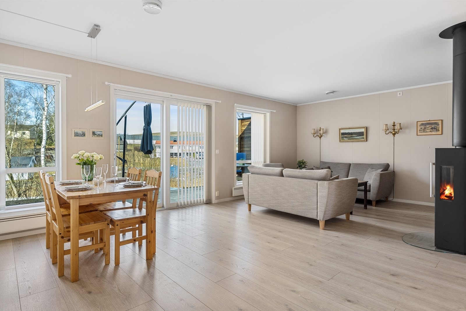 God standard fra 2020 med pen enstavs laminat på gulv, overflater malt i en fin lys farge og hovedsakelig skjult elektrisk anlegg. Galleribilde