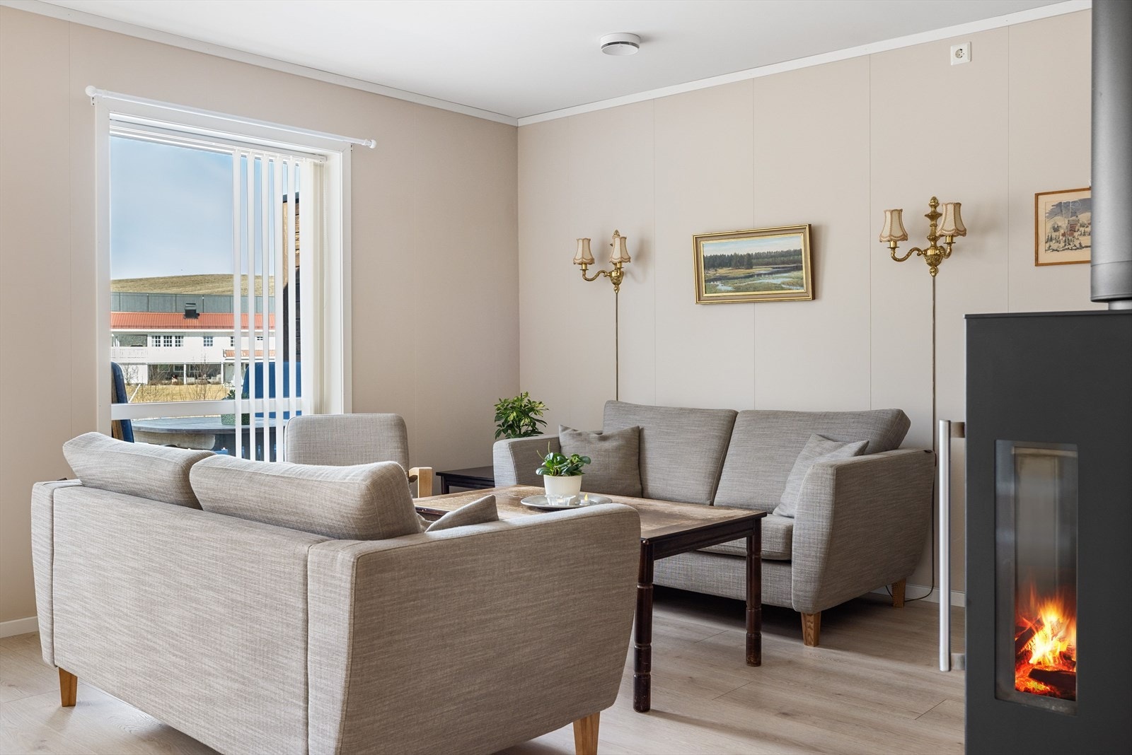 Alle vinduene i boligen har 3-lags glass fra 2020, og i stuen er det montert praktiske lameller i vinduene. Galleribilde