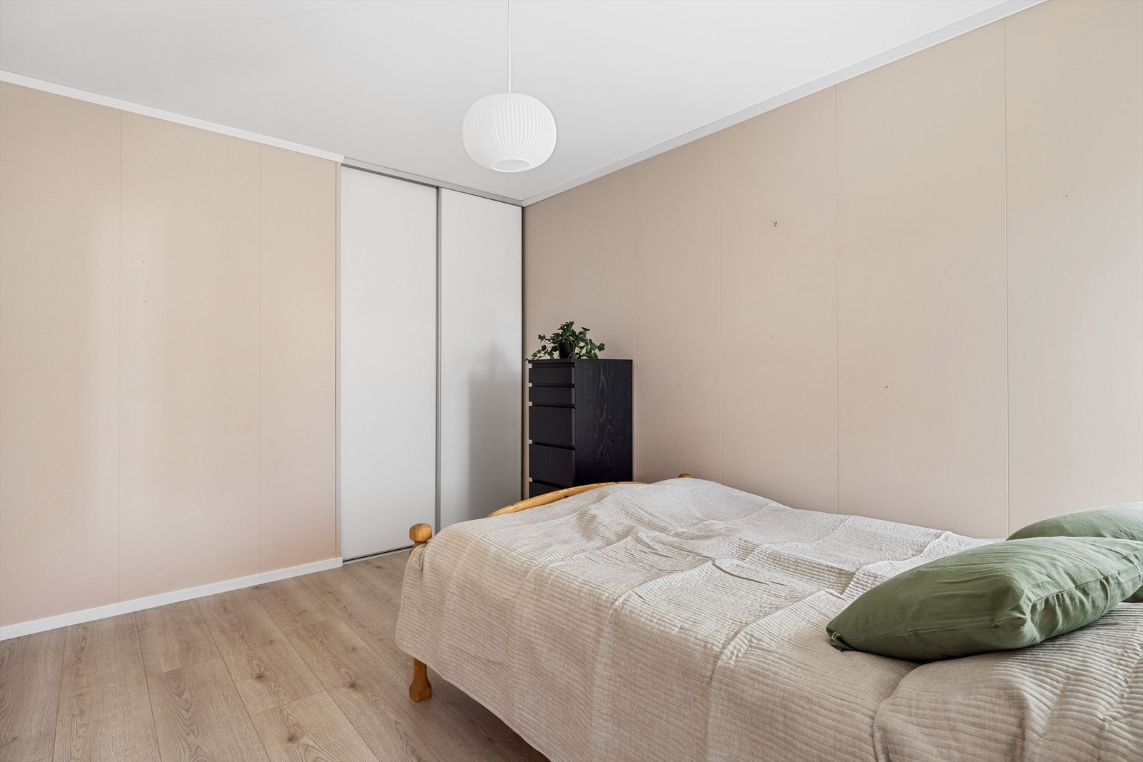 På soverommet har du plass til en dobbeltseng med tilhørende nattbord, samt en kontorpult eller kommoder. God oppbevaringsplass i plassbygget skyvedørsgarderobe. Galleribilde