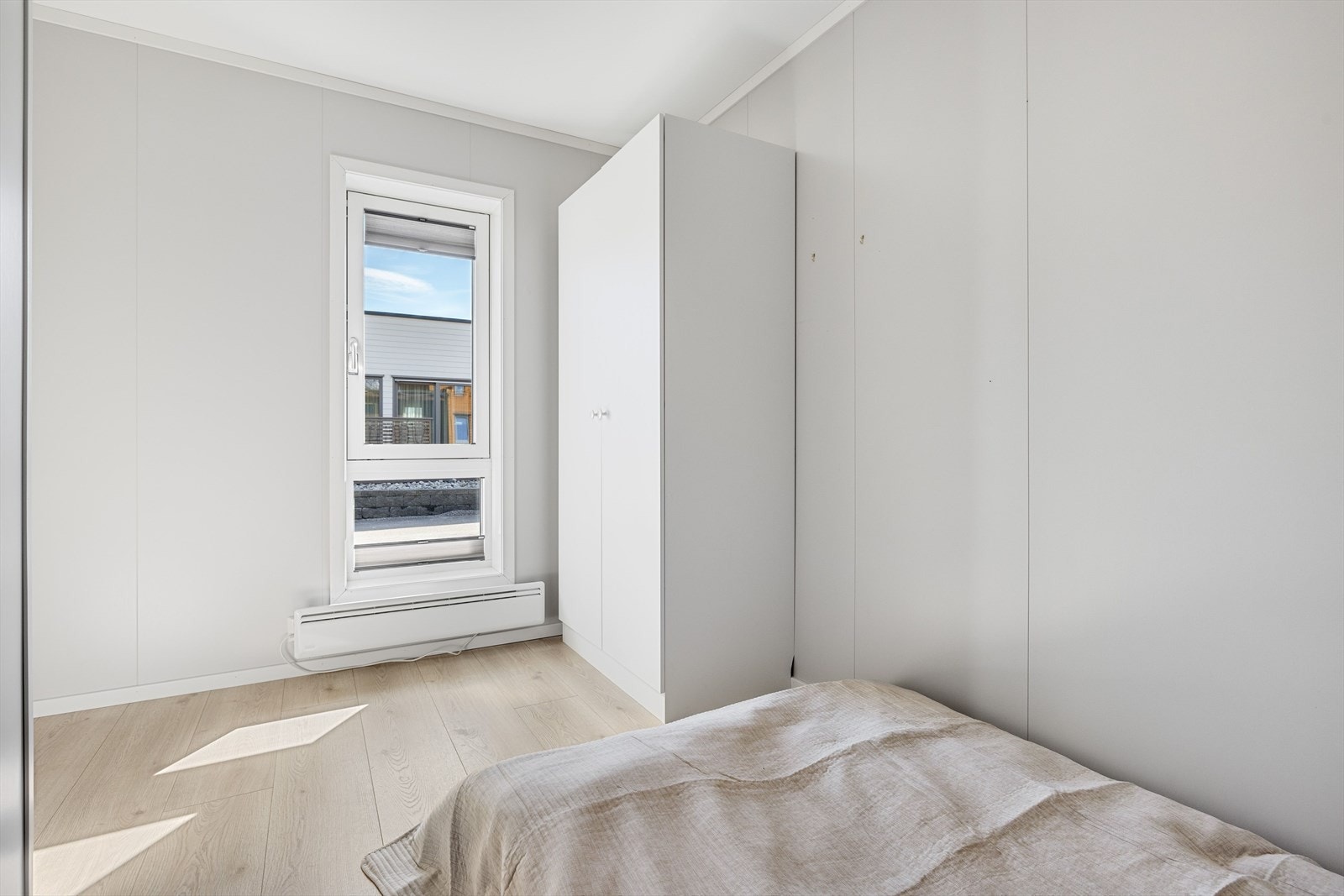På soverommet har du plass til seng, kontorpult og oppbevaringsplass i medfølgende garderobeskap. Galleribilde