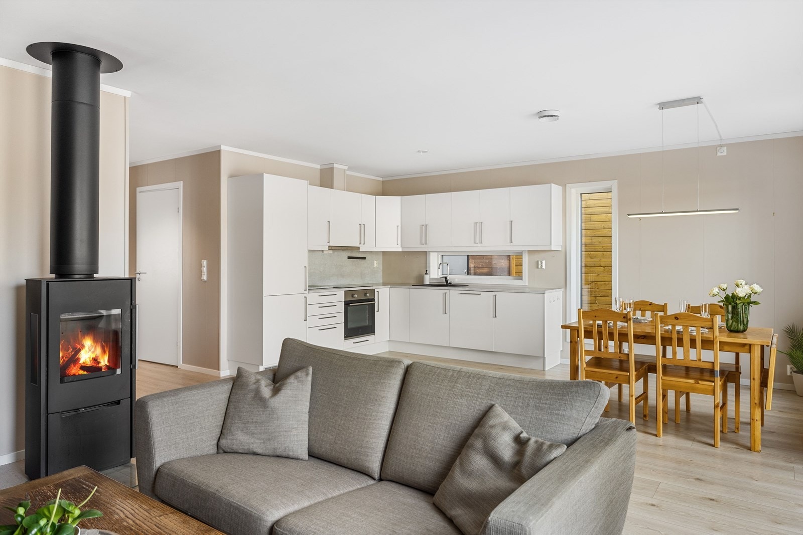 Boligen har en god planløsning på én flate med et stort og sosialt oppholdsrom. Galleribilde