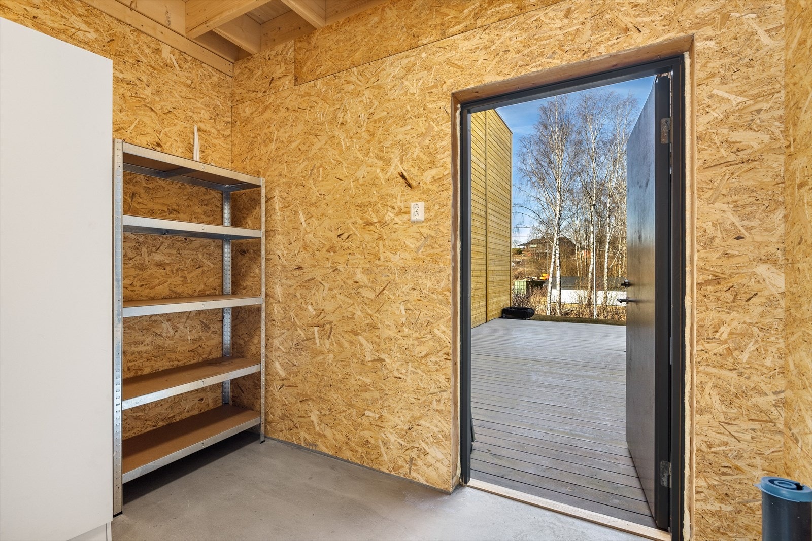 Fra boden er det videre adkomst til garasjen. Garasjen har isolert leddport med elektrisk portåpner, belysning og stikkontakt. Galleribilde