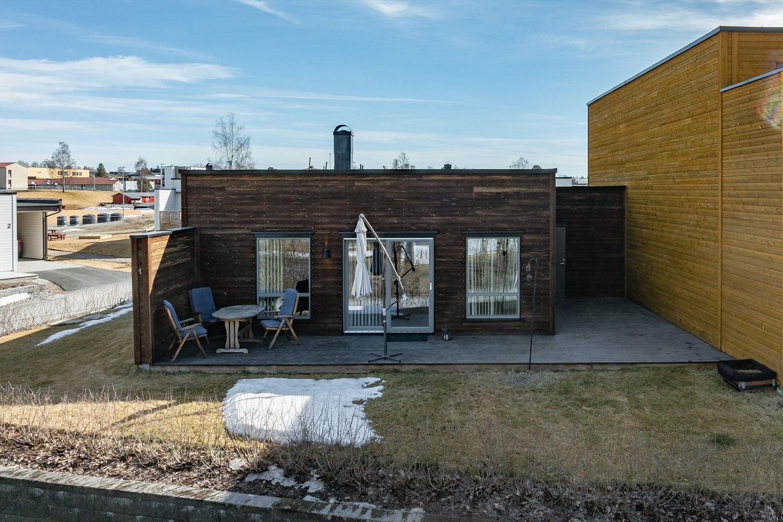 Fra terrassen har du videre adkomst til privat hage opparbeidet med pen, diverse beplantning og prydbusker. Dette er uten tvil en fin plass på lange og late sommerdager! Galleribilde