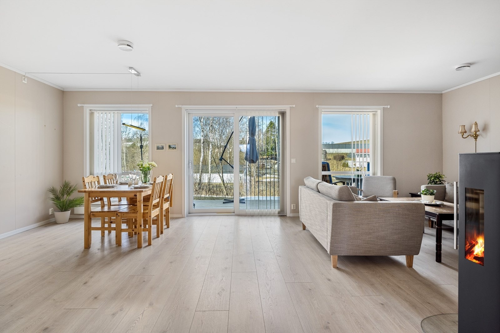 Stuen er det naturlige oppholdsrommet i boligen, og er et stort, lyst og fint rom. Galleribilde