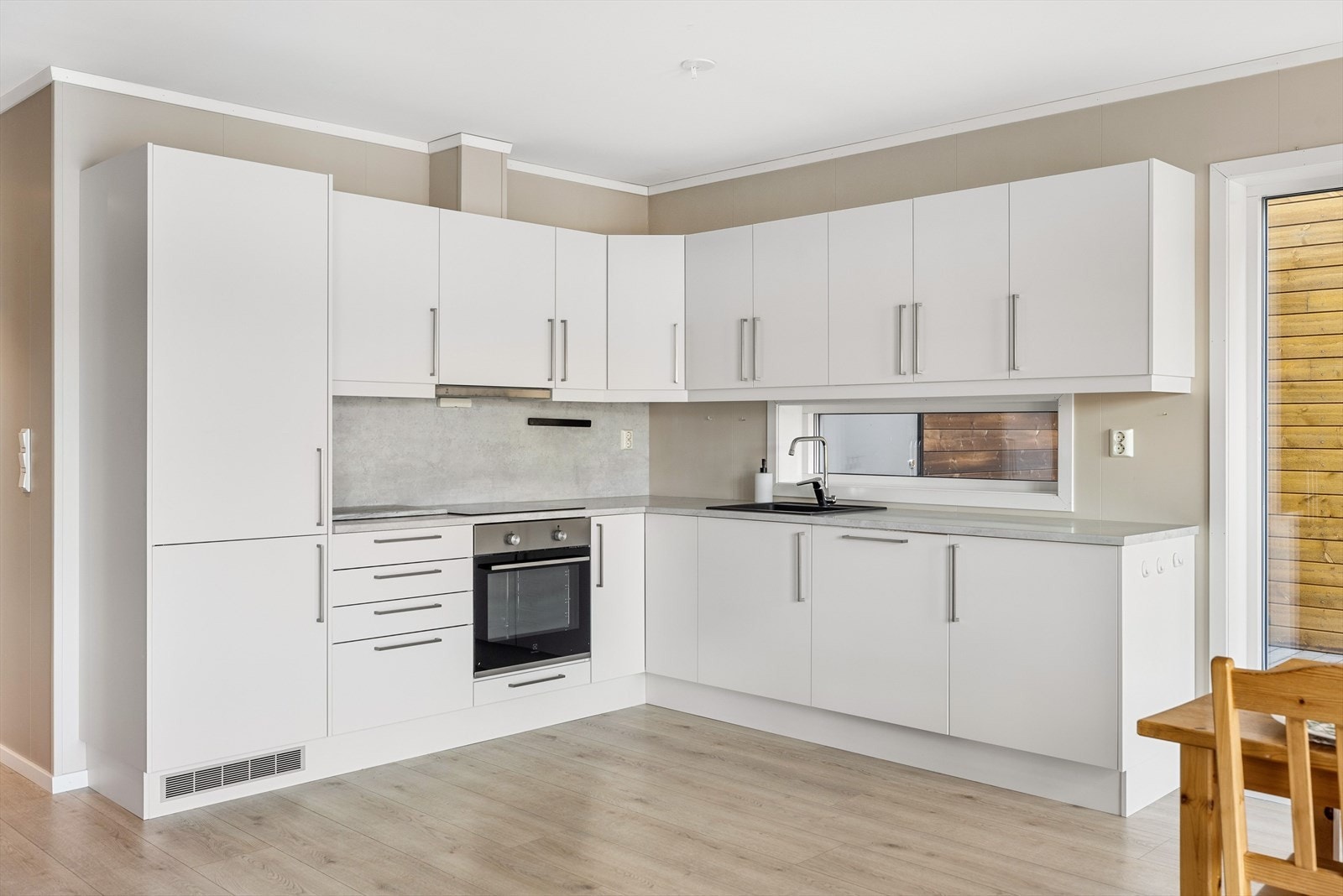 Et lyst og moderne kjøkken fra 2020 med god skap- og benkeplass. Kjøkkenet er fullt utstyrt med integrerte hvitevarer som medfølger i handelen. Galleribilde