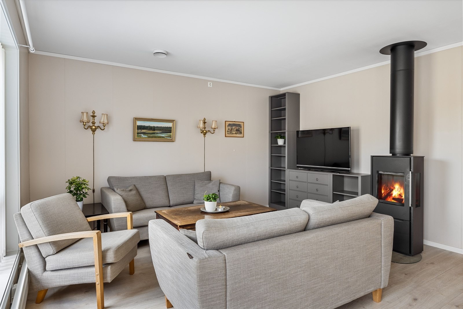 I stuen har du god plass til en sofagruppe med salongbord og mediemøblement med tv. Galleribilde