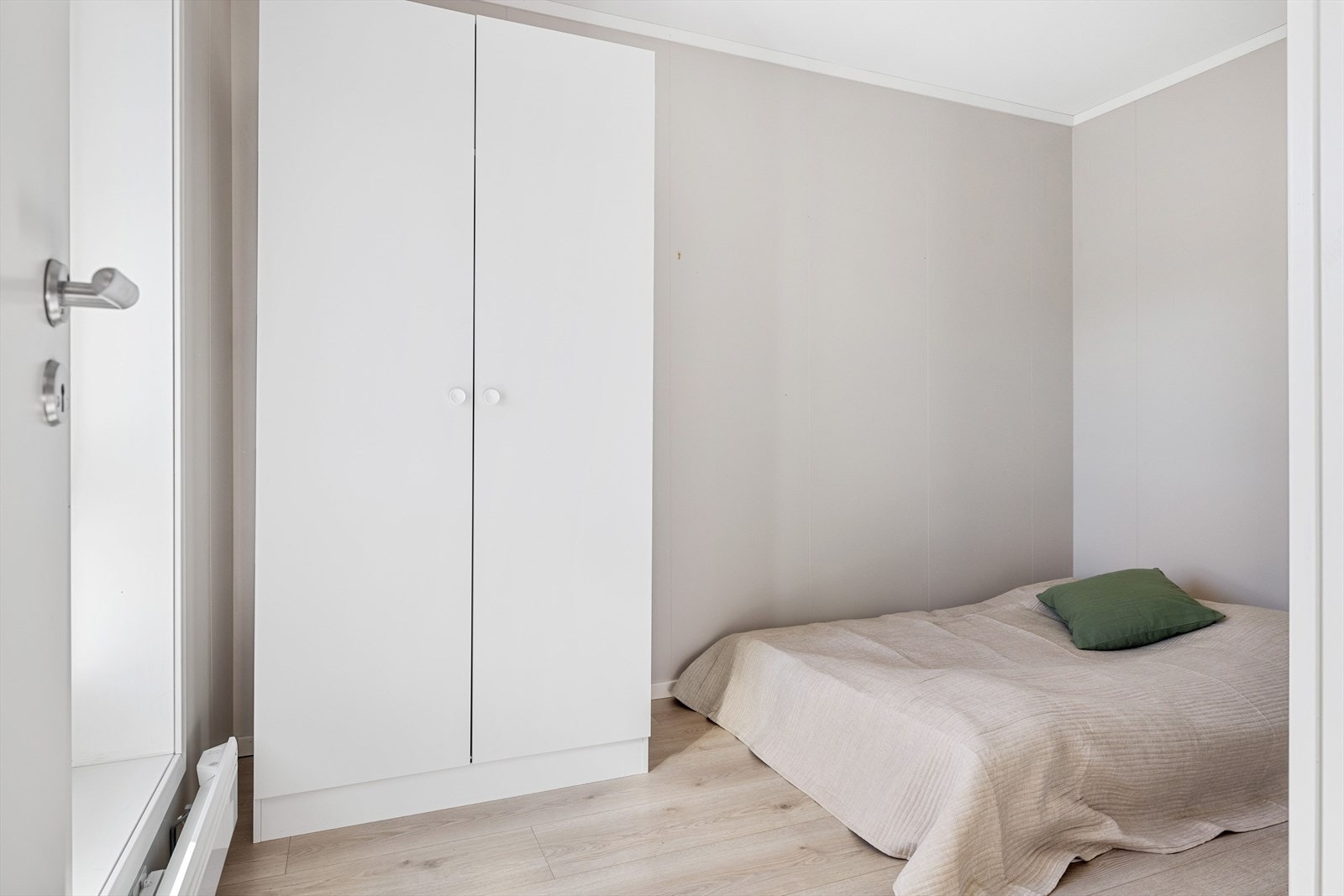 Det andre soverommet er også et lyst og fint rom, som passer perfekt som barnerom, gjesterom eller kontor. Galleribilde