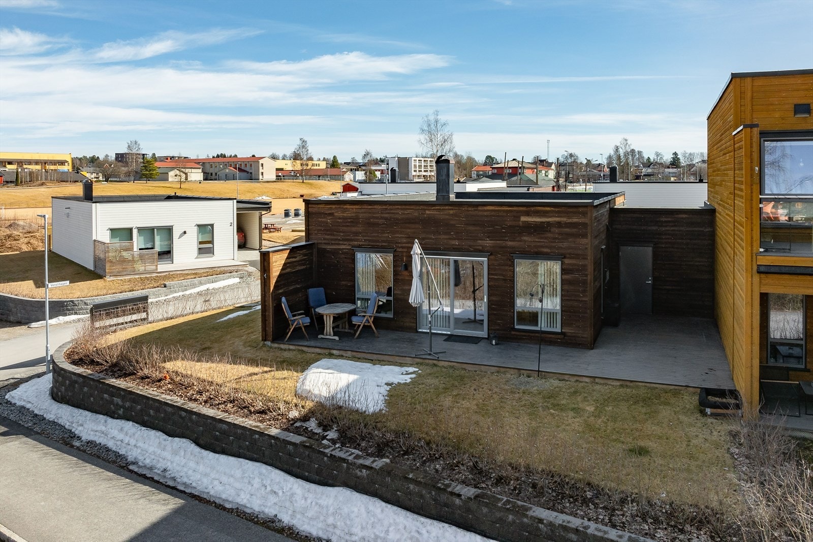 Her bor du med gangavstand til blant annet skoler, barnehager og Løten sentrum med nærbutikker, offentlig kommunikasjon. Området byr også på fine turmuligheter i nærmiljøet med gangveier og turstier i skogen. Galleribilde