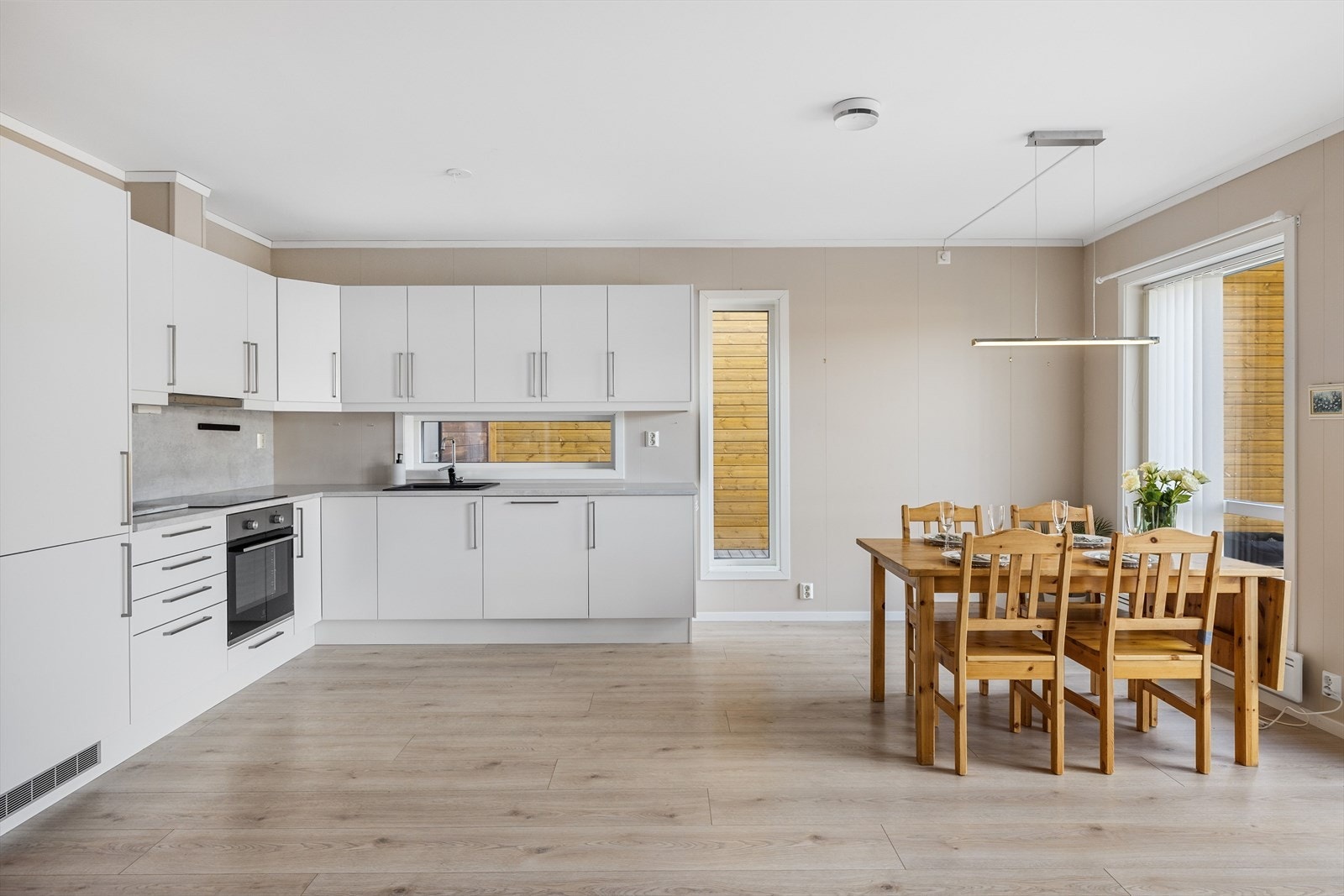 Kjøkkenet ligger i en fin og sosial åpen løsning med stuen. Galleribilde