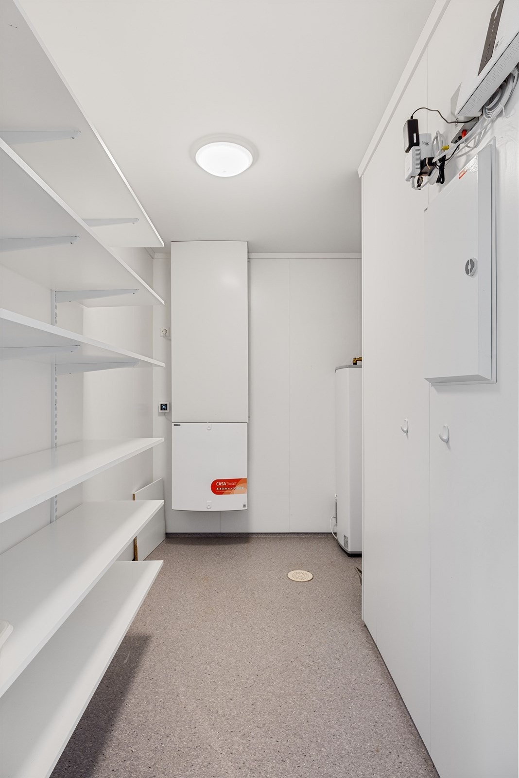 Praktisk innvendig bod/teknisk rom med gode lagringsmuligheter. Galleribilde