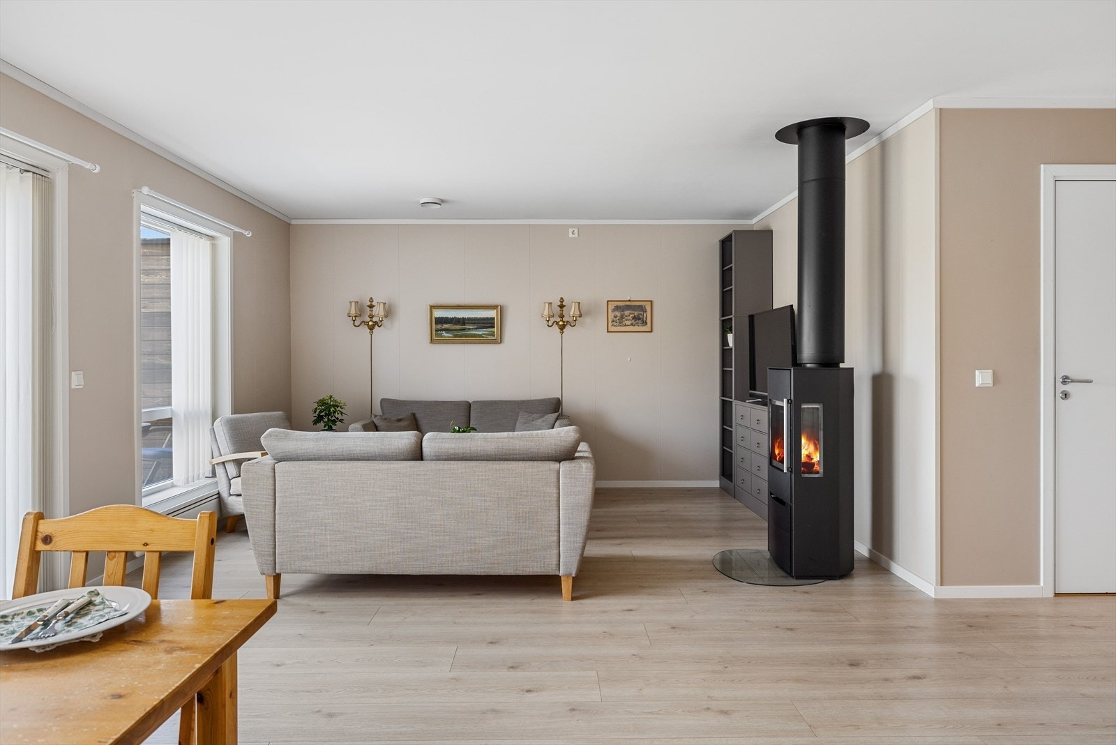 Som et fint midtpunkt i stuen har du en moderne vedovn som varmer godt på kalde høst- og vinterdager, samt bidrar til hygge. Galleribilde