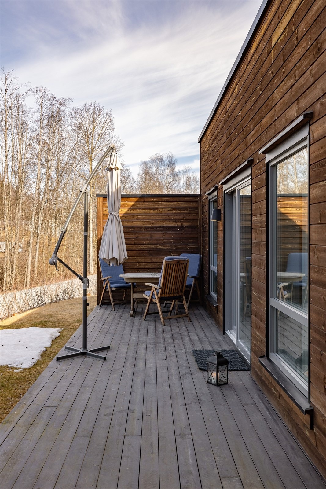 Fra stuen har du en stor skyvedør ut til en stor og solrik vestvendt terrasse. Galleribilde