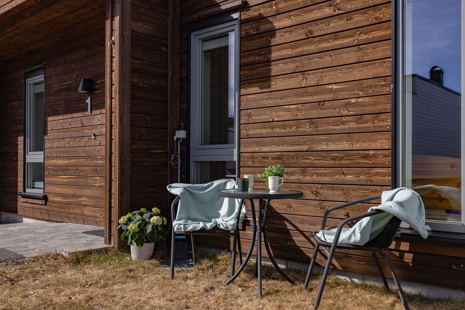 Du ønskes velkommen hjem ved et hyggelig overbygget inngangsparti belagt med belegningsstein. Til høyre for inngangsdøren er det en liten hageflekk mot øst med deilig morgensol. Galleribilde