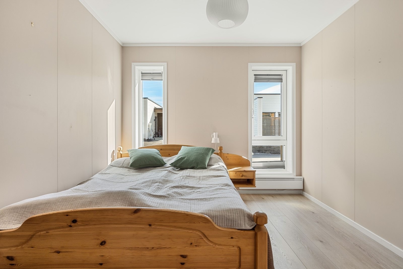 Soverommet har to store vindusflater med praktiske plissegardiner. Galleribilde