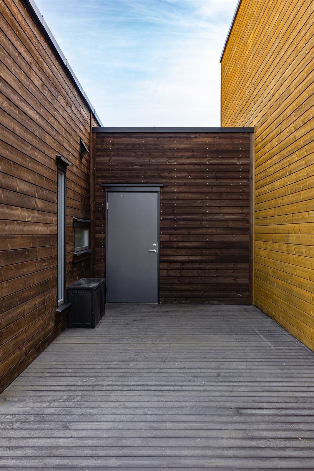 Fra terrassen er det adkomst til en praktisk bod som er tilknyttet garasjen. Galleribilde