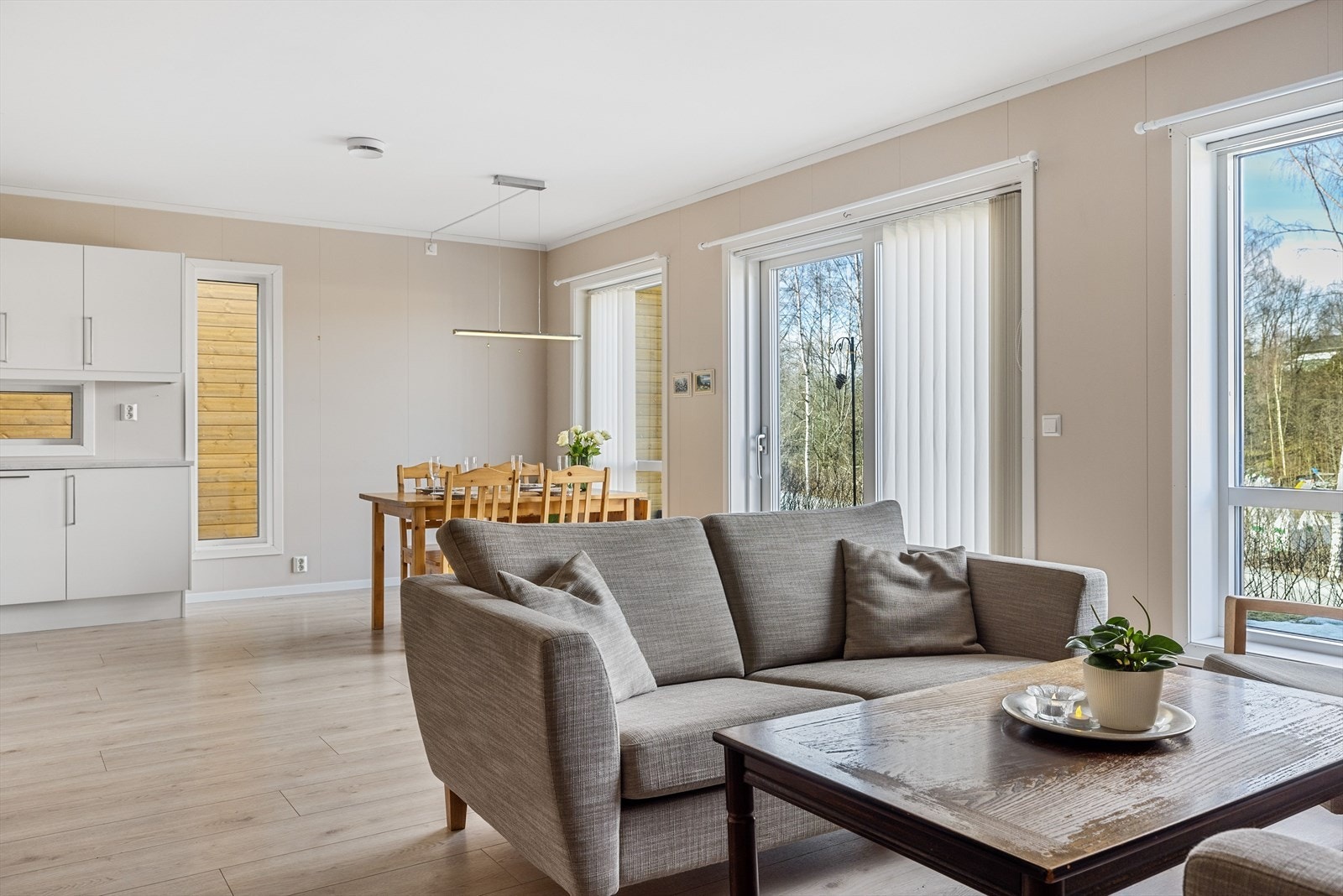 Flere store vindusflater sørger for rikelig med naturlig lys som bidrar til en god romfølelse. Galleribilde