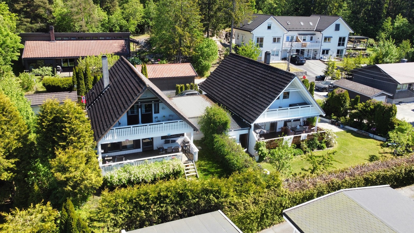 Velkommen til Sponstuveien 18D og denne romslige familieboligen over 3 plan med to garasjer - Presentert av Christoffer S. Akerjordet og Krogsveen Nordstrand Galleribilde