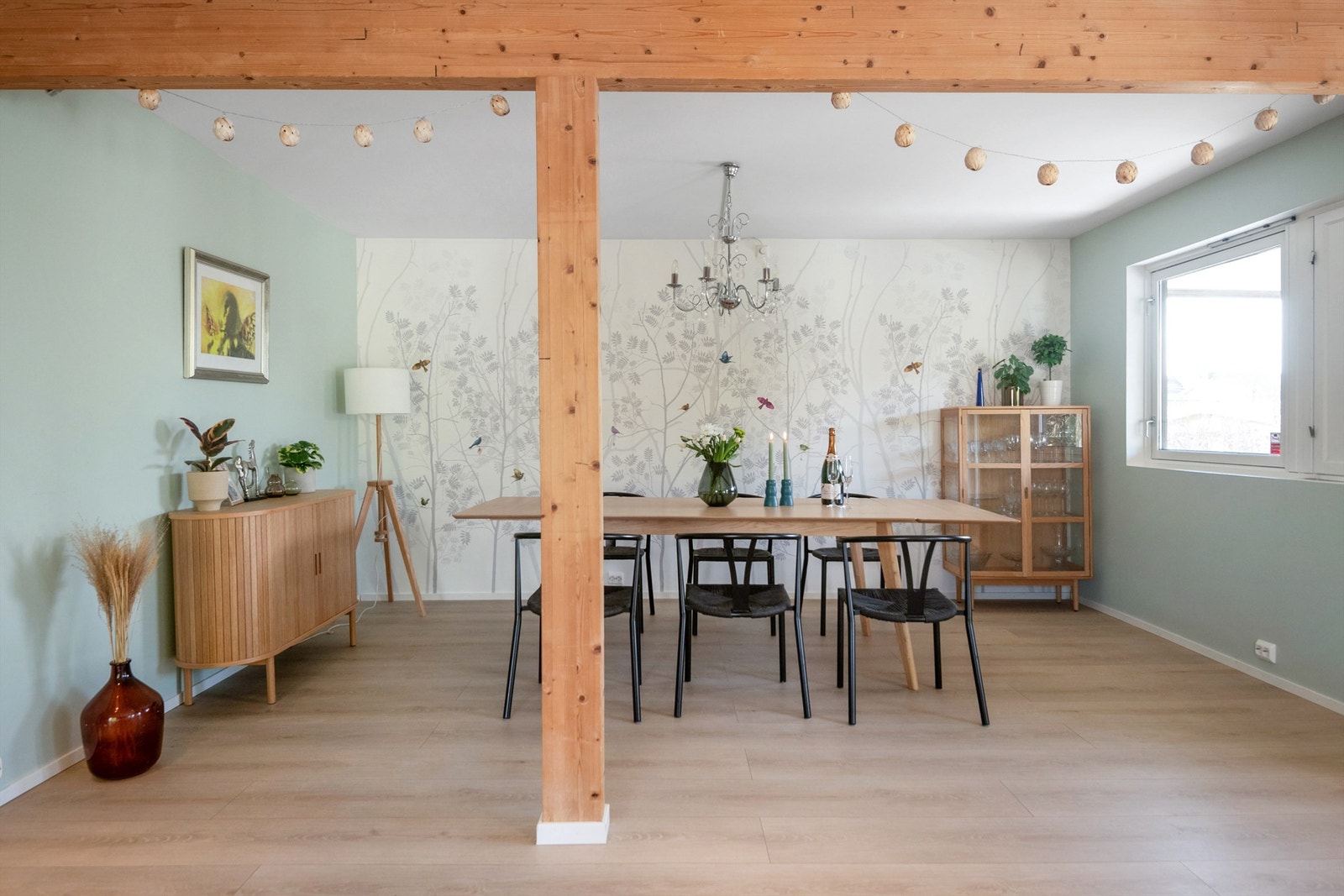 Romslig spisestue med god plass til stort spisebord. Galleribilde