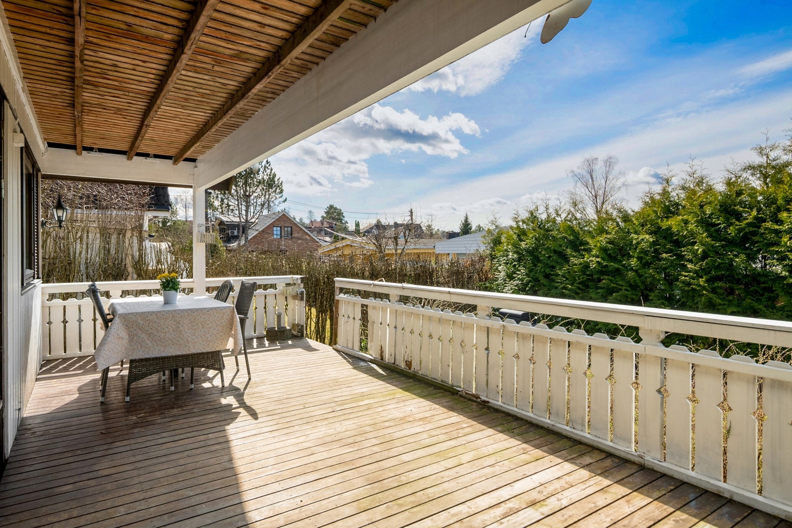 Boligen har en stor terrasse med fantastiske solforhold. Her er det god plass til utemøbler. Direkte adkomst fra terrassen til hagen nedenfor. Galleribilde