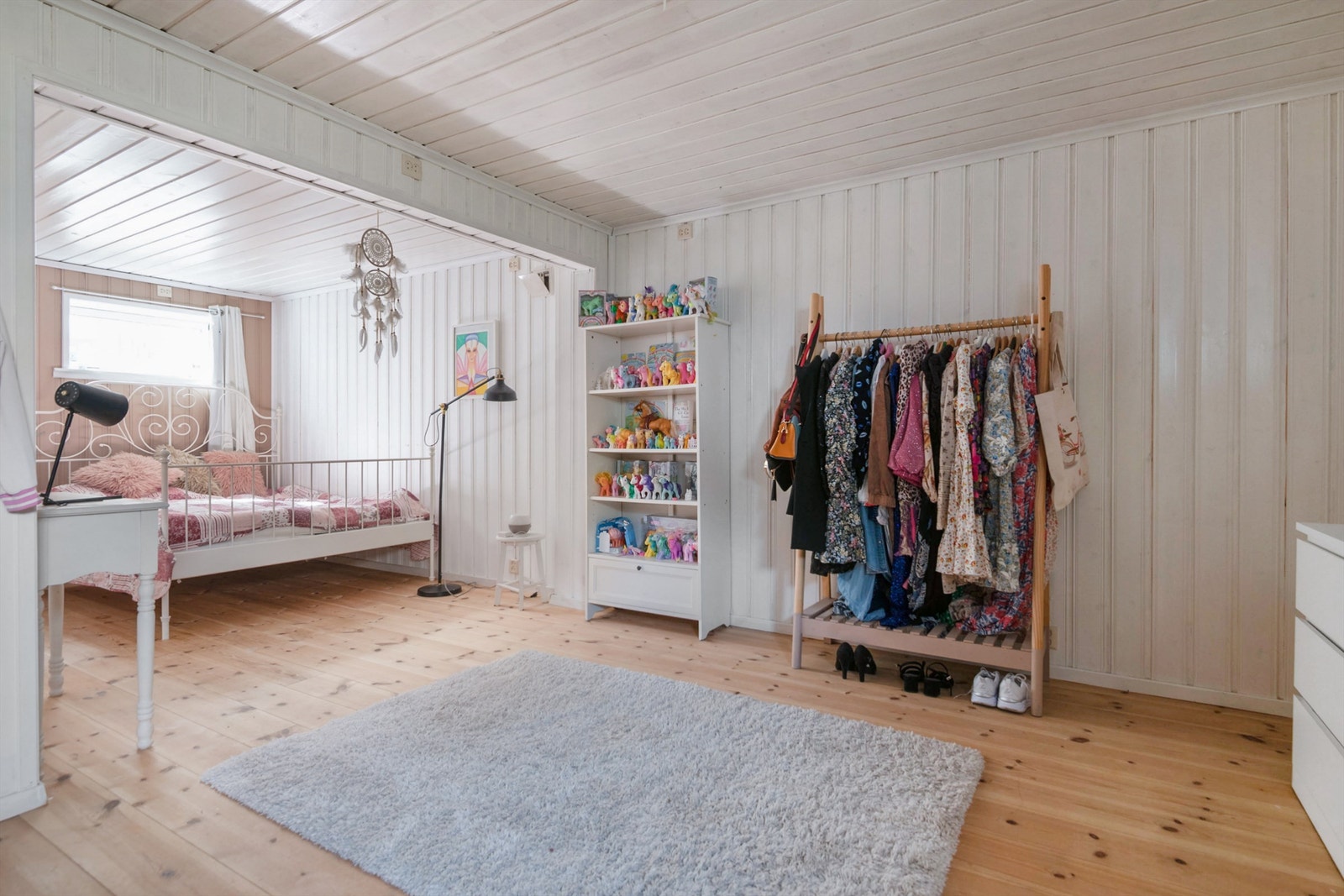 Romslig innredet rom som benyttes som kjellerstue.(Rommet er ikke godkjent for varig opphold) Galleribilde