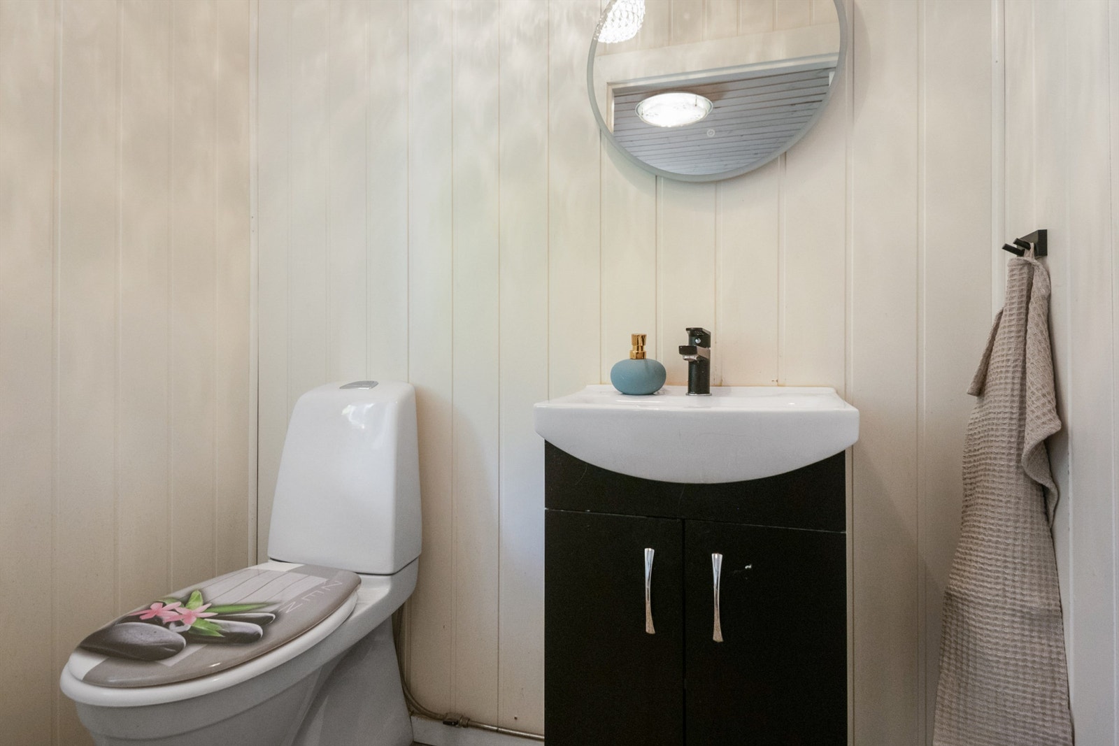 WC i 1.etasje med inngang fra entréen. Oppusset i 2020. Galleribilde