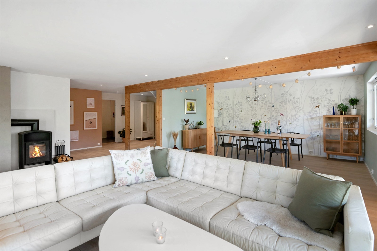 Stuen er husets naturlige samlingspunkte. Rommet er åpent og luftig med god plass til både stor sofa og spisestue. I tillegg er det peisovn i stuen. Galleribilde